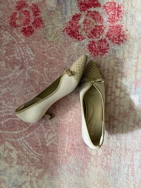 Vivala Cream Pointed-Toe kitten Heel Pumps with Bow